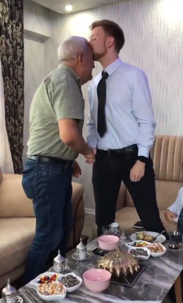 Alman damat kız isteme töreninde kayınpederini alından öptü