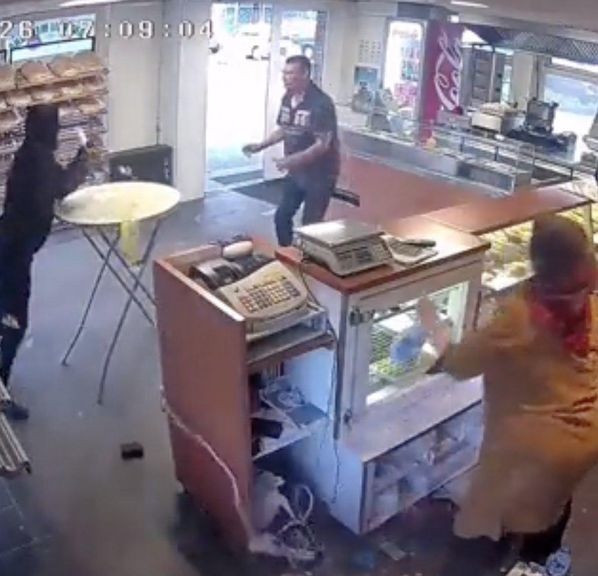 Hollanda'da satırlı soyguncuya toz beziyle müdahale etti