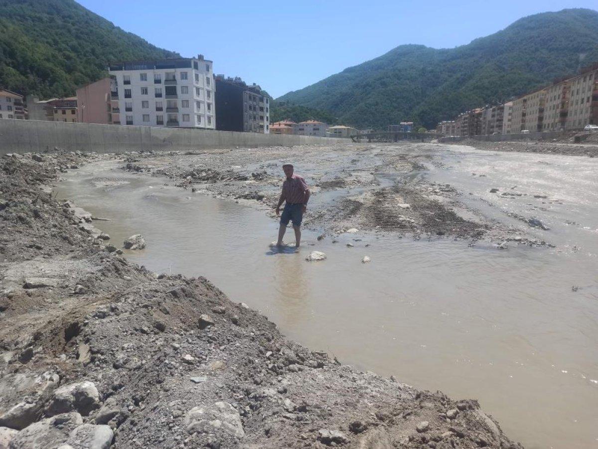 Kastamonu'da selden etkilenen Ezine Çayı’nda su çekildi