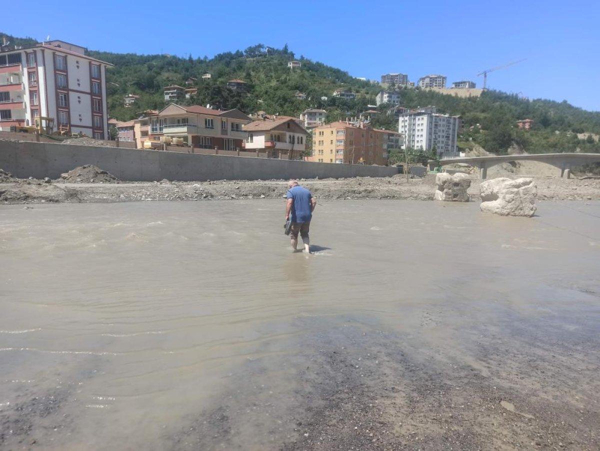 Kastamonu'da selden etkilenen Ezine Çayı’nda su çekildi