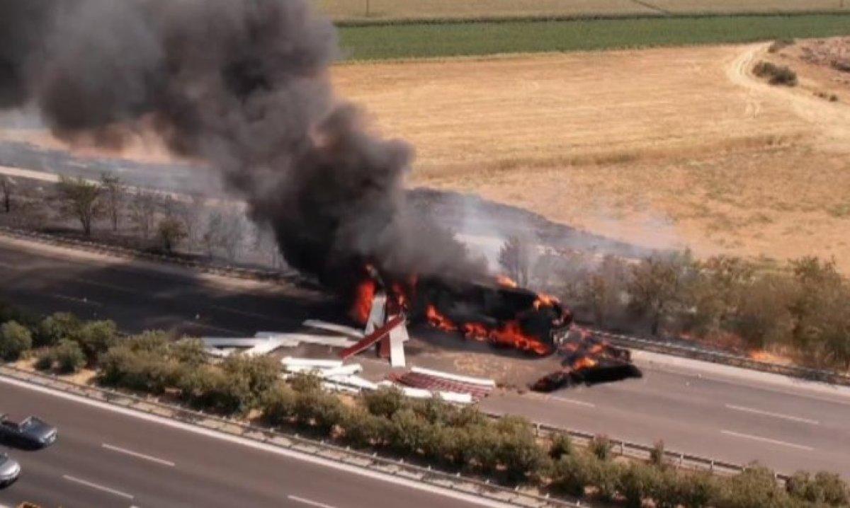 İzmir'de saman yüklü tır alev aldı: Yangın ağaçlara sıçradı