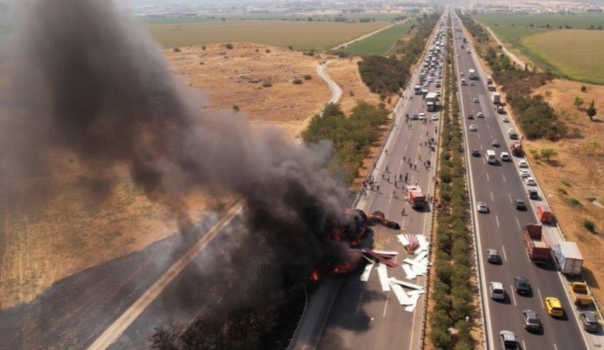 İzmir'de saman yüklü tır alev aldı: Yangın ağaçlara sıçradı