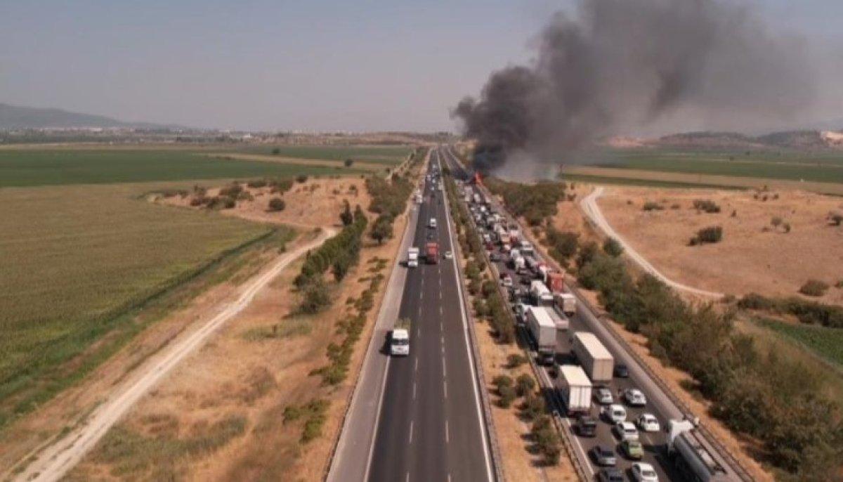 İzmir'de saman yüklü tır alev aldı: Yangın ağaçlara sıçradı