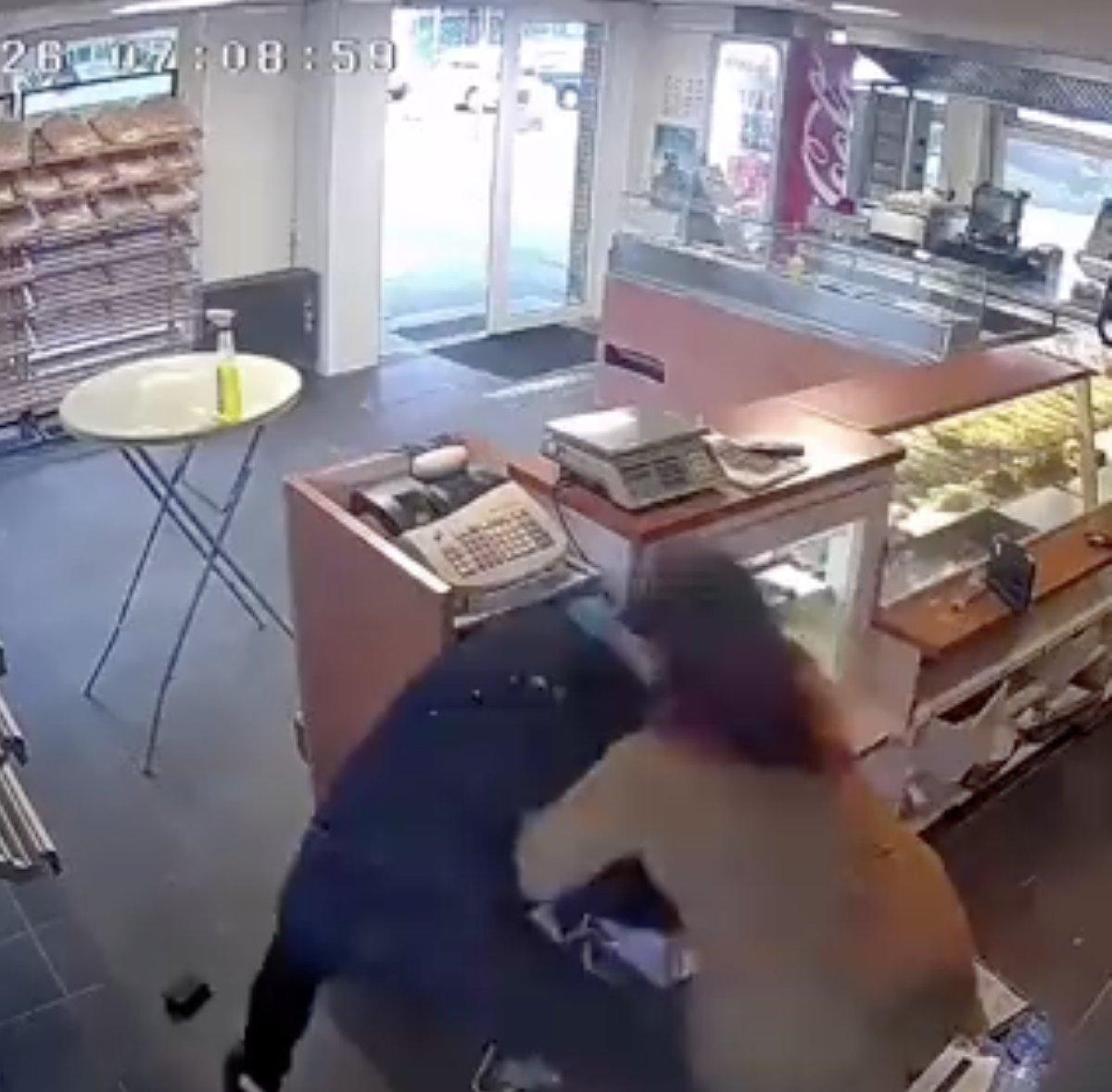 Hollanda'da satırlı soyguncuya toz beziyle müdahale etti