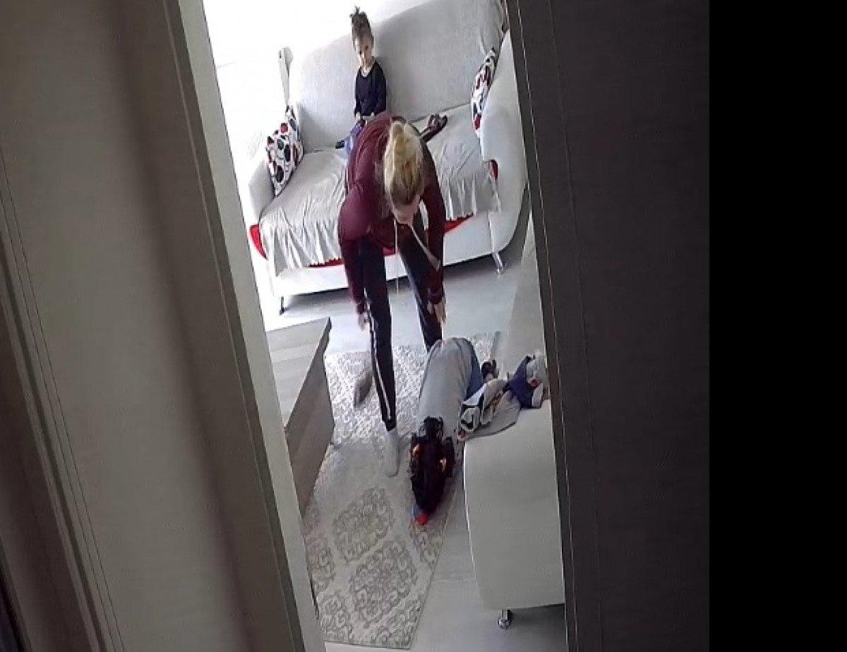 Sivas'ta bir annenin iki kızını dövdüğü anlar kamerada