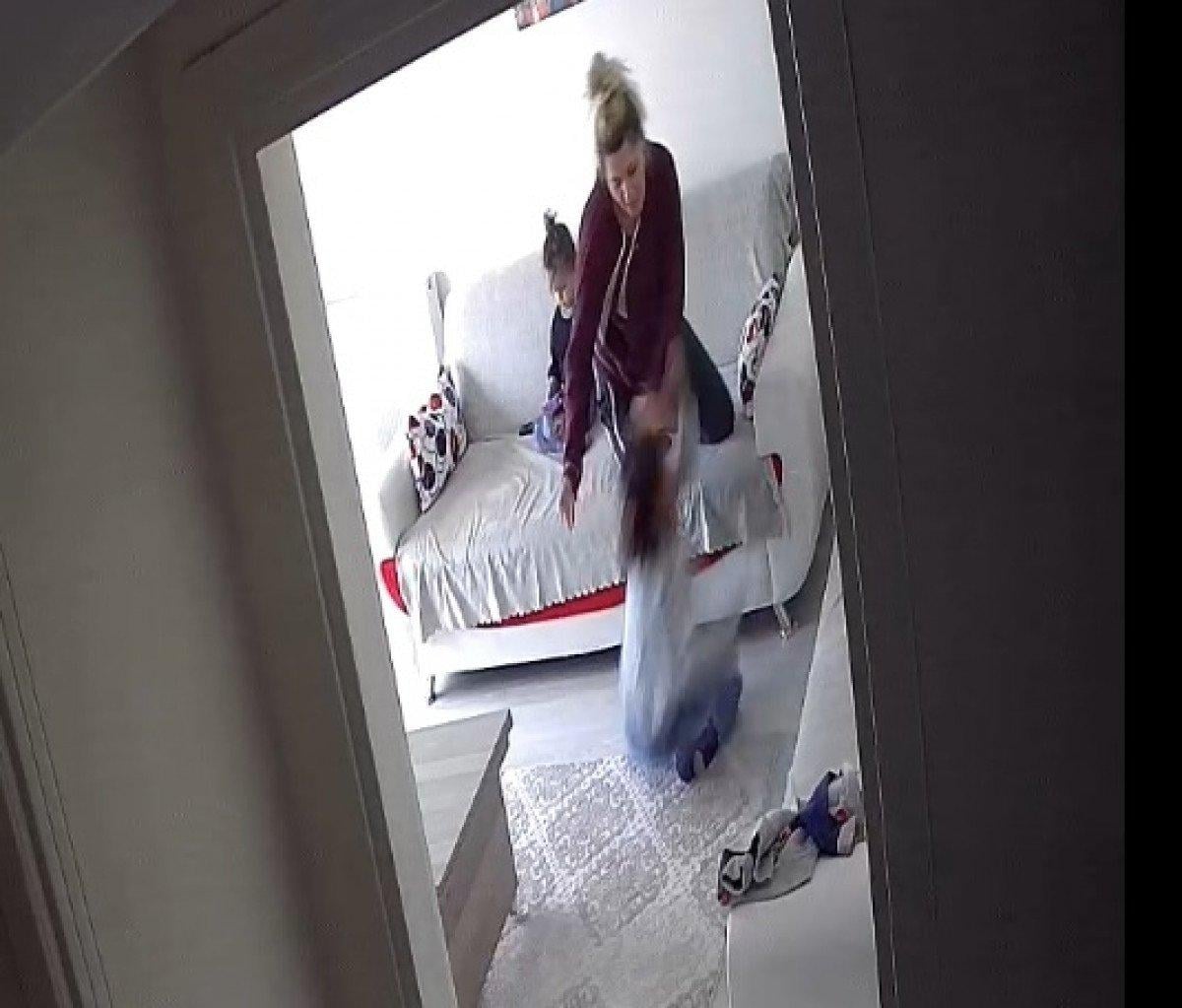 Sivas'ta bir annenin iki kızını dövdüğü anlar kamerada