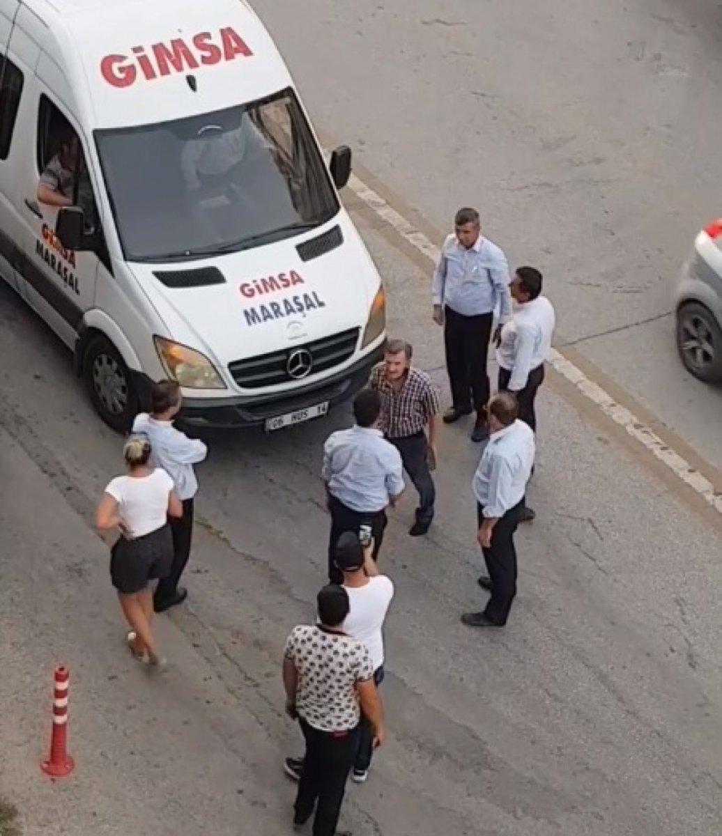 Ankara’da market fişi yüzünden servisten indirilince aracın altına girdi