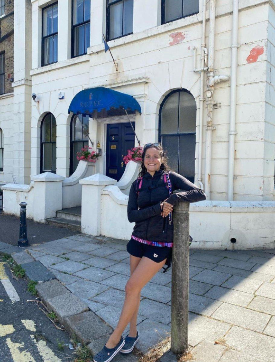 Aysu Türkoğlu, Manş Denizi'ni 16 saatte yüzerek rekor kırdı