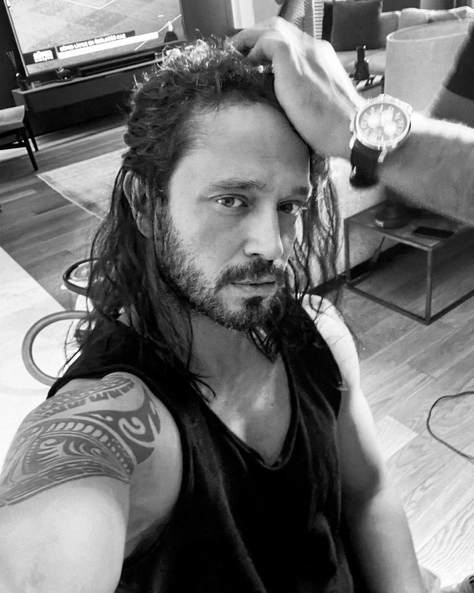 Murat Boz saçlarına kaynak yaptırdı