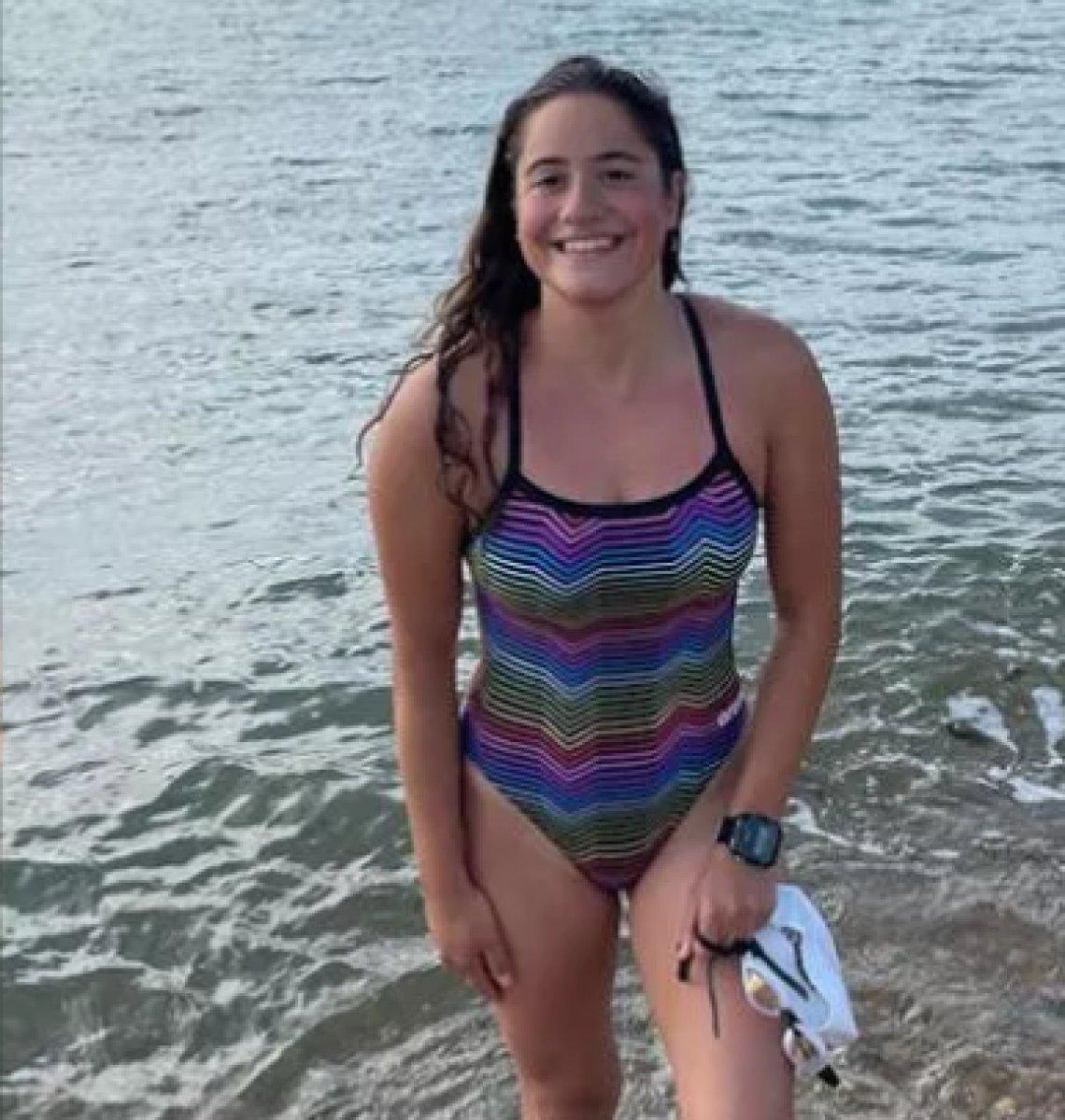 Aysu Türkoğlu, Manş Denizi'ni 16 saatte yüzerek rekor kırdı