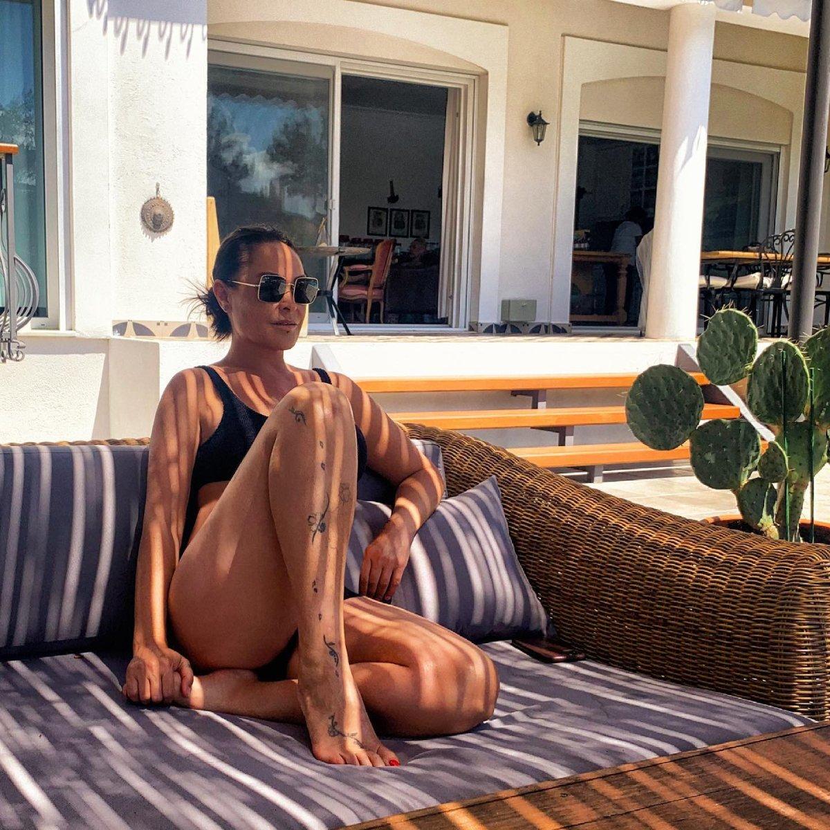 Hülya Avşar, dövmesini gösterdi