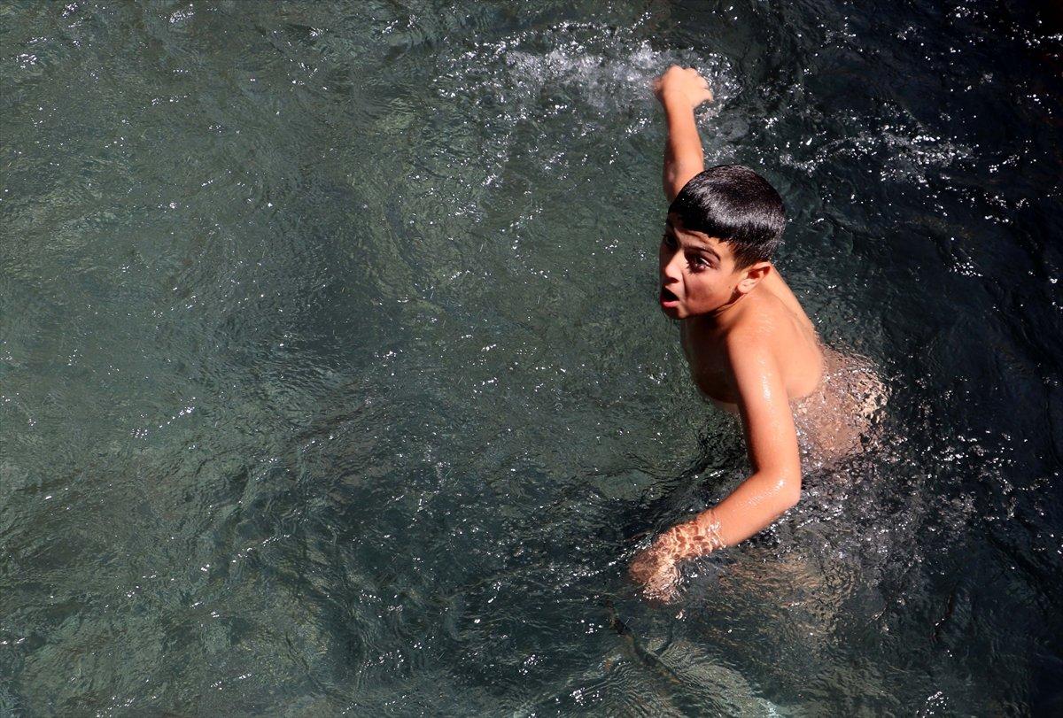 Diyarbakır'da 40 dereceyi aşan sıcak hava bunaltıyor