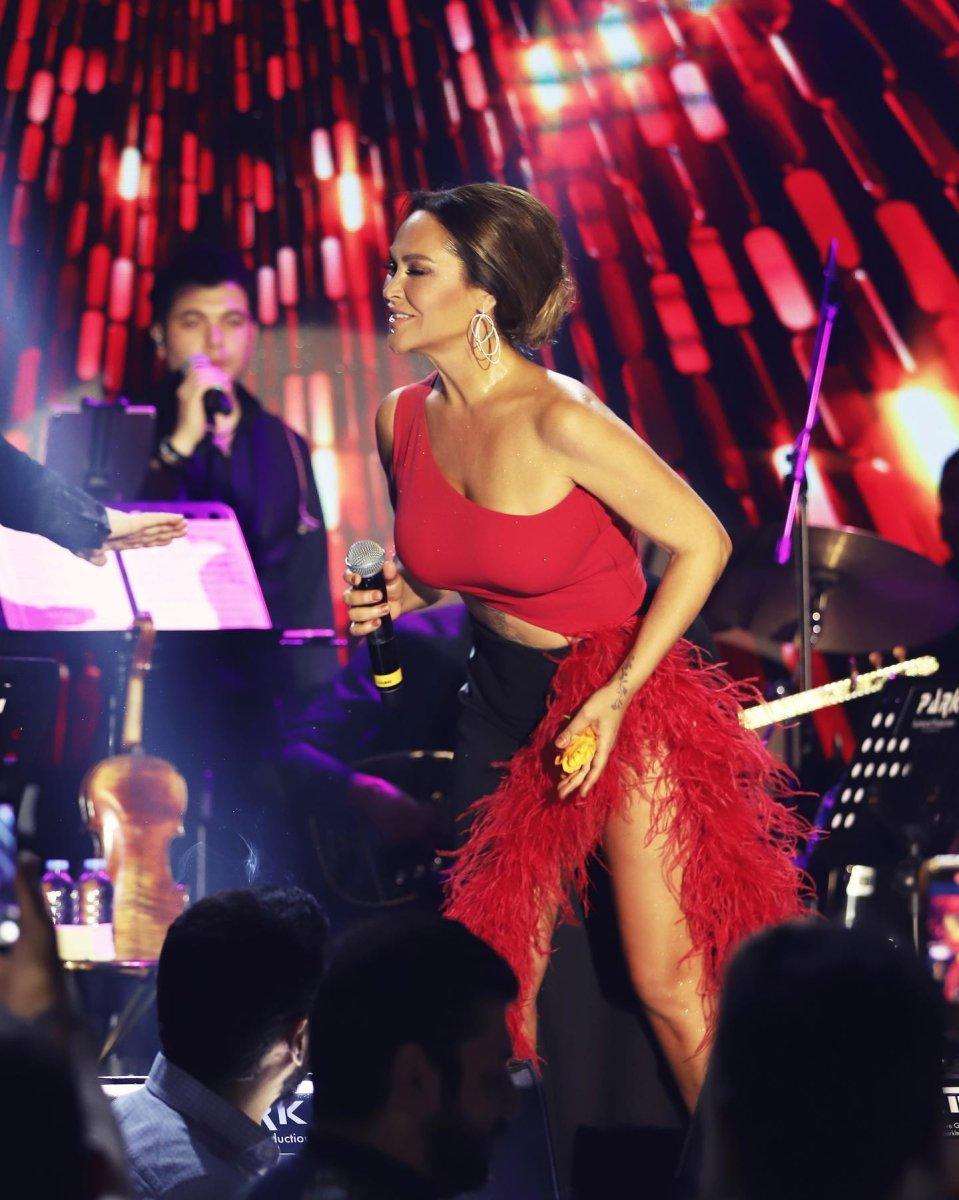 Hülya Avşar, dövmesini gösterdi