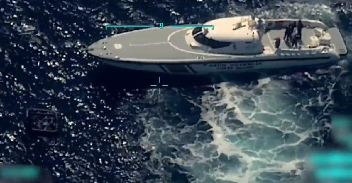 Yunanistan'ın Ege Denizi'nde geri ittiği göçmenler kurtarıldı