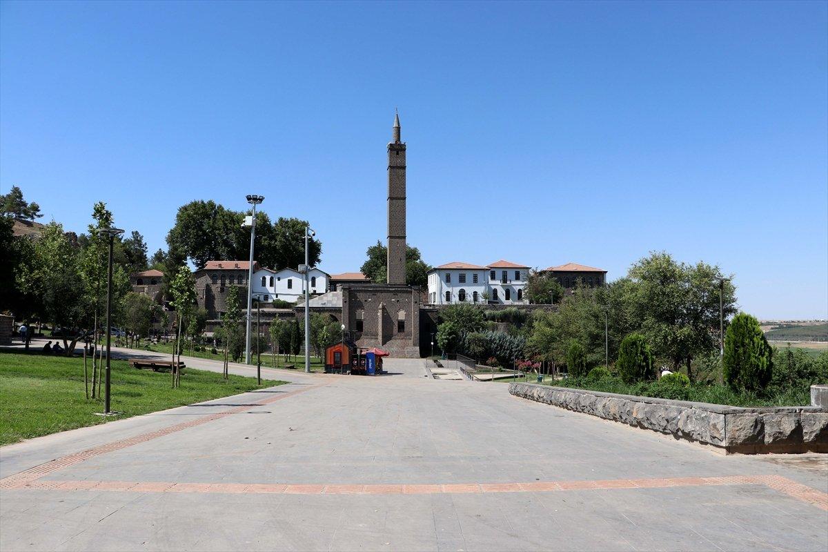 Diyarbakır'da 40 dereceyi aşan sıcak hava bunaltıyor