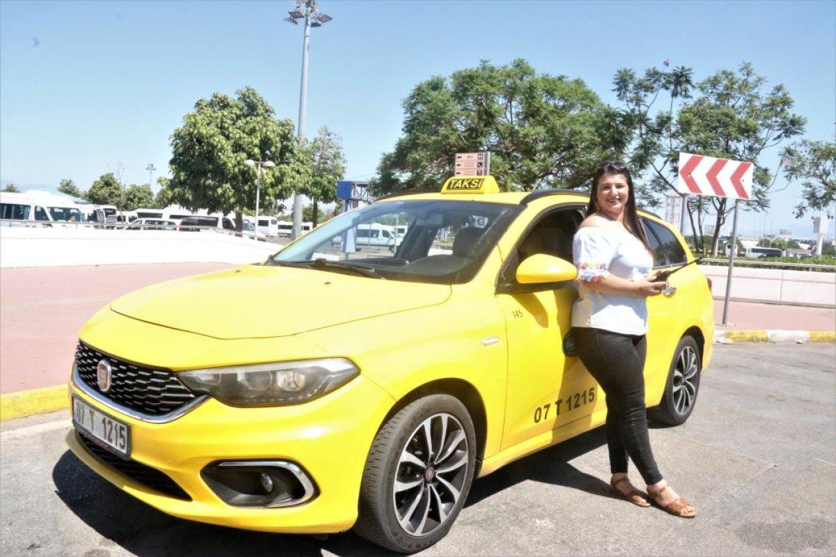 Antalya'da yüksek lisans mezunu taksici akademisyenliğe hazırlanıyor