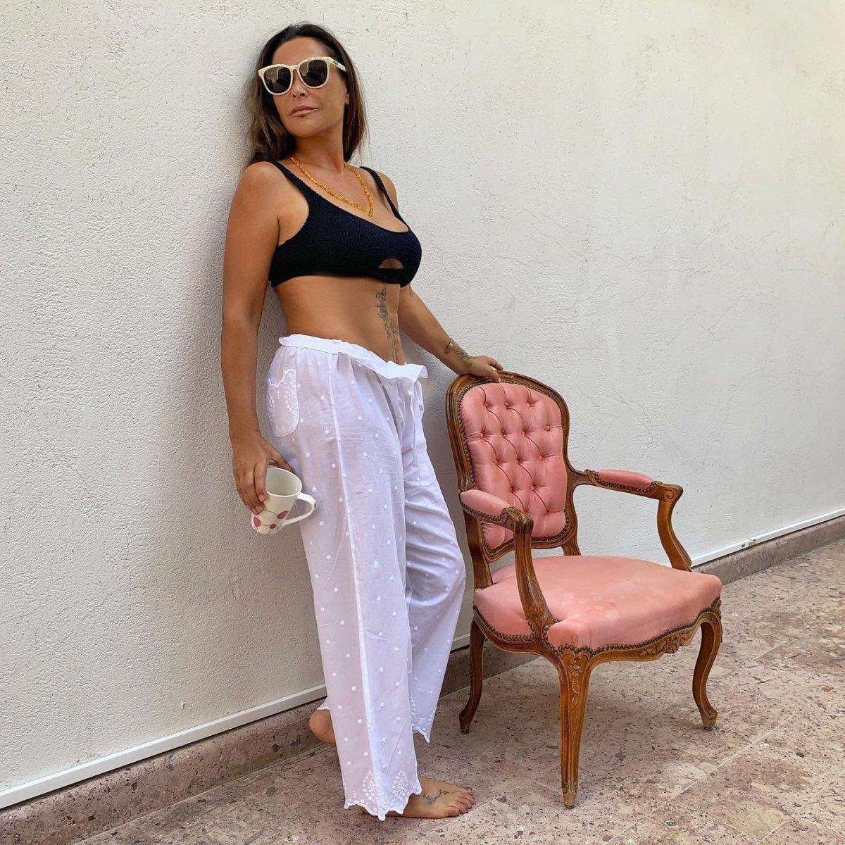 Hülya Avşar, dövmesini gösterdi