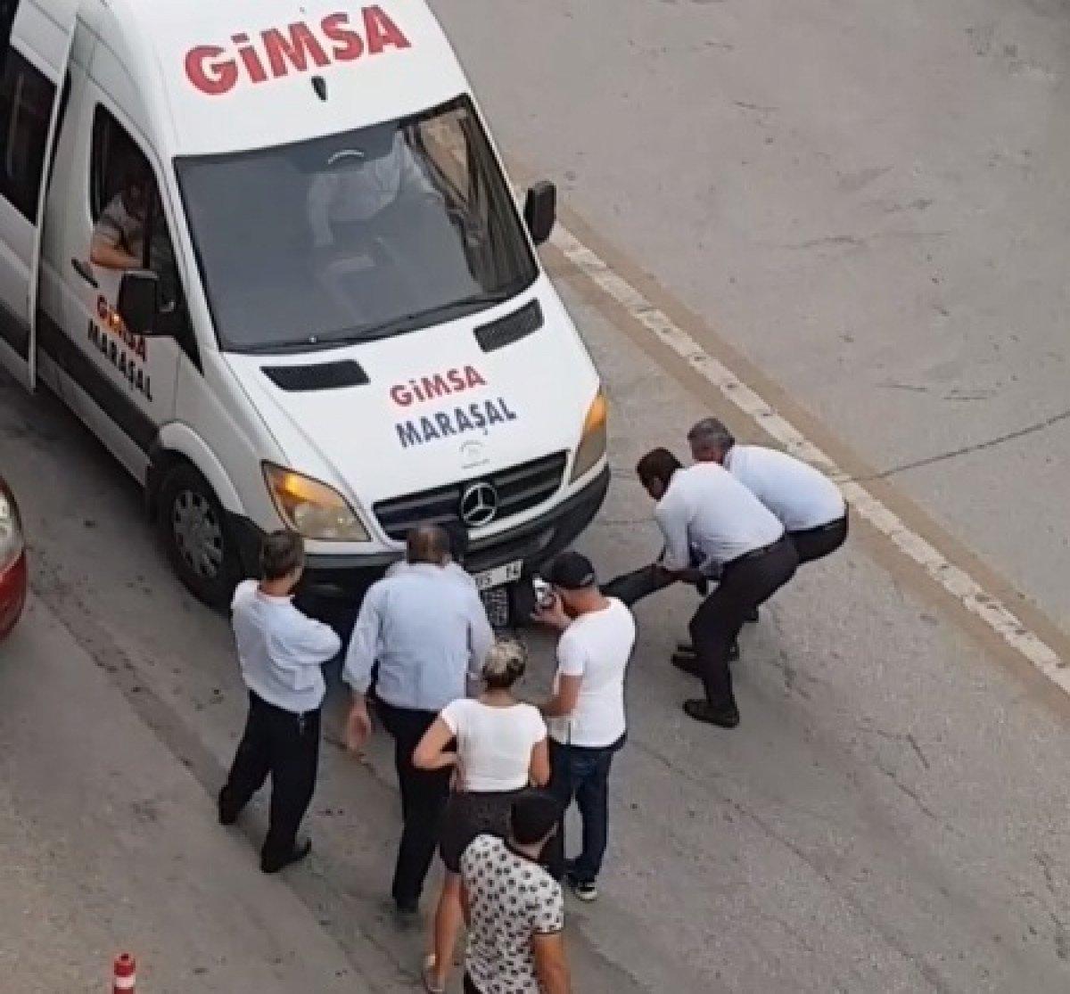 Ankara’da market fişi yüzünden servisten indirilince aracın altına girdi