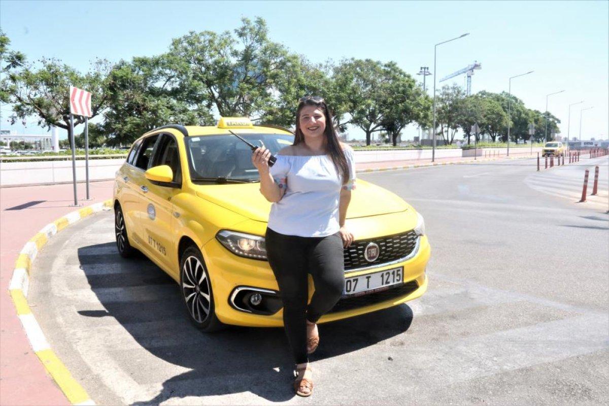 Antalya'da yüksek lisans mezunu taksici akademisyenliğe hazırlanıyor