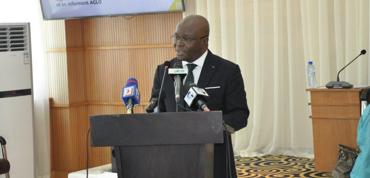 Beninli Bakan'ın, Macron'un dokunduğu omzunu temizlemesi gündem oldu