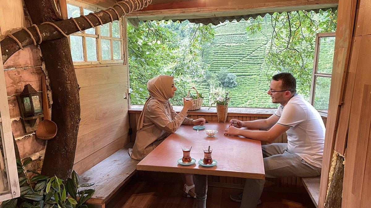 Rize'de 20 metre yüksekte kendine ağaç ev yaptı