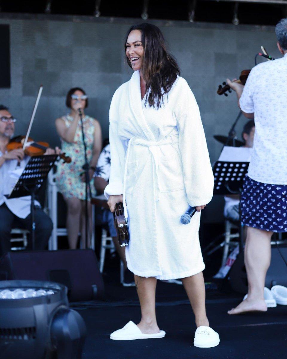 Hülya Avşar, dövmesini gösterdi