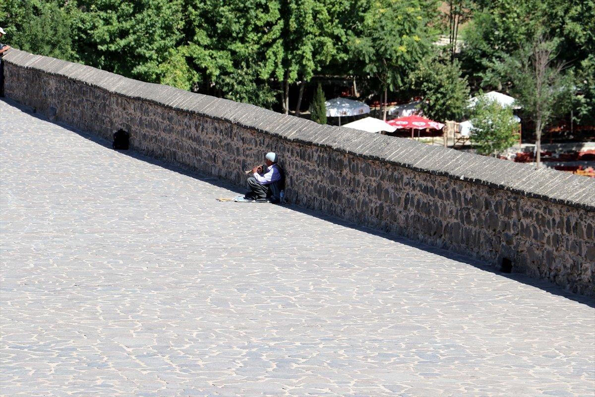 Diyarbakır'da 40 dereceyi aşan sıcak hava bunaltıyor