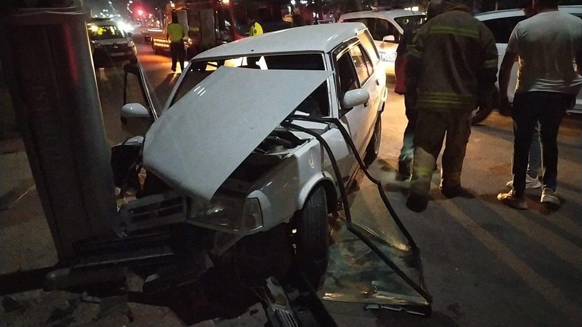 Uşak'ta aydınlatma direğine çarpan sürücü alkollü çıktı