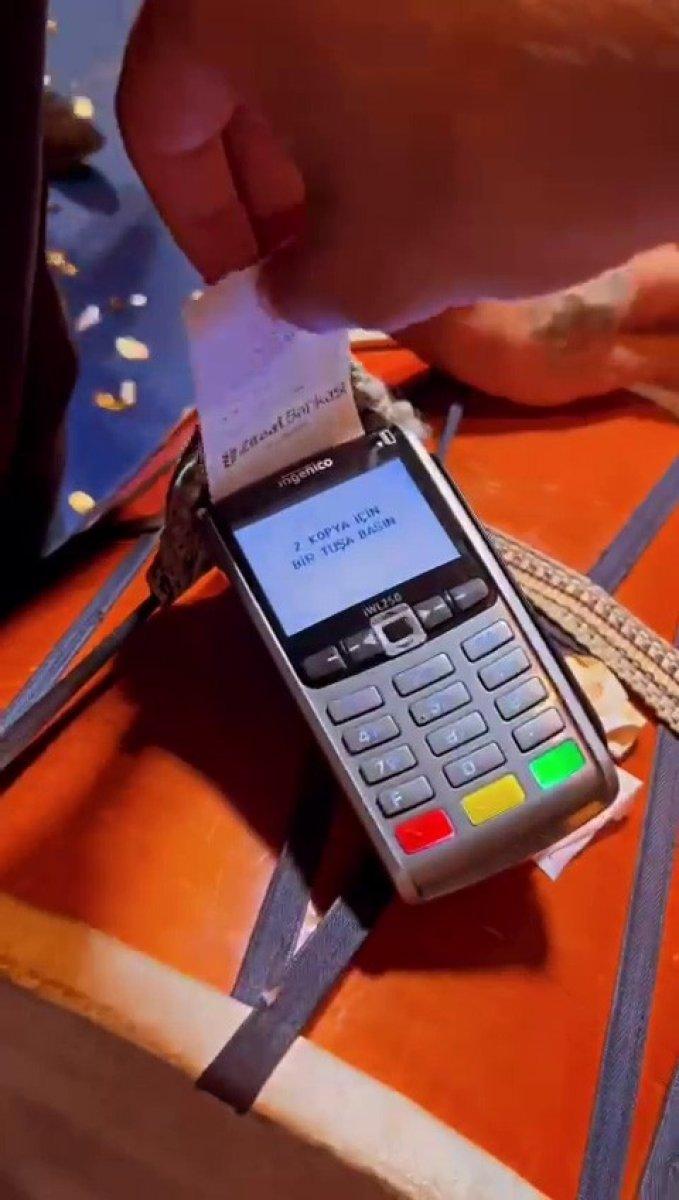 Adana'da bahaneleri kabul etmeyen davulcu POS cihazıyla bahşiş aldı
