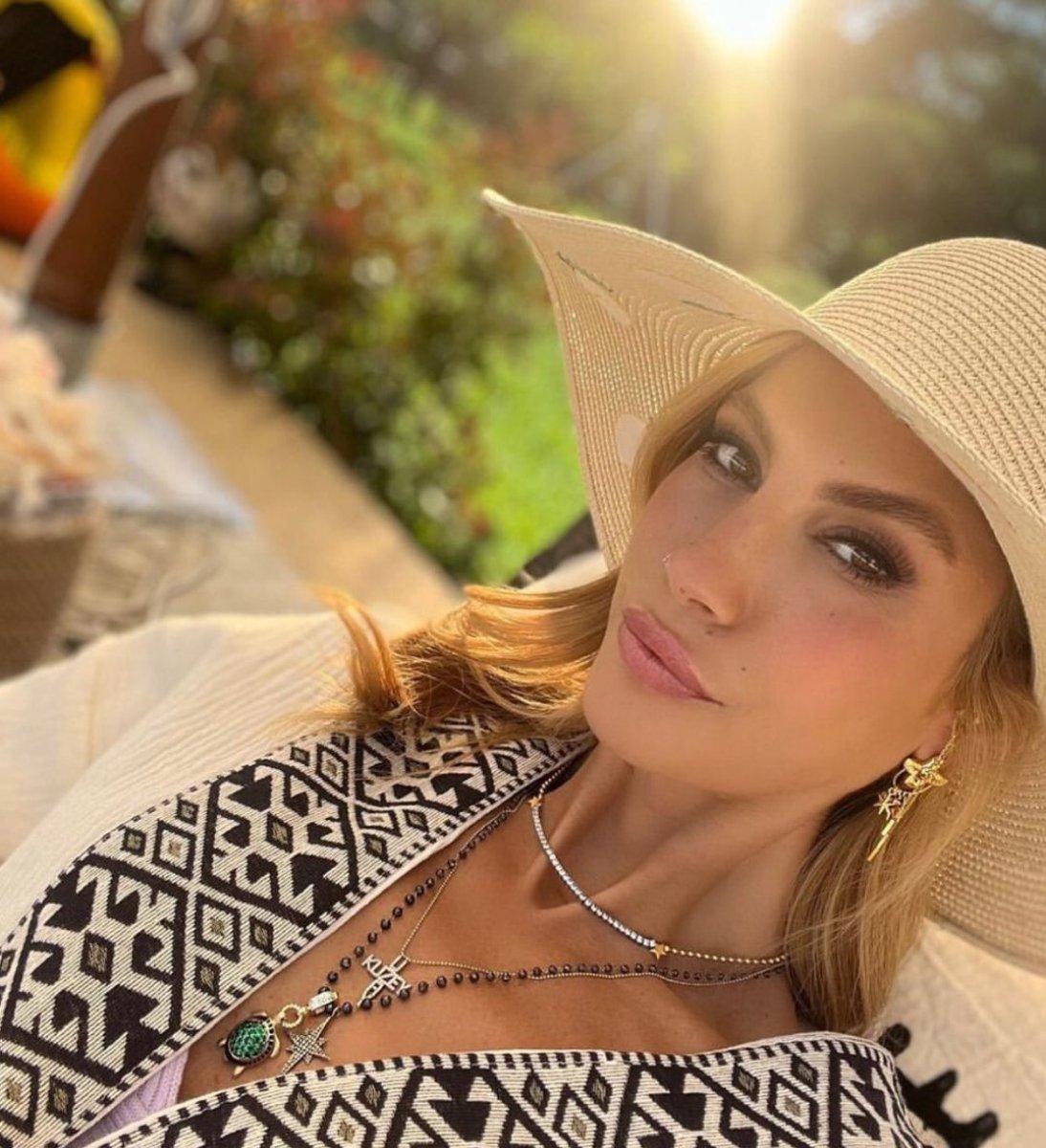 Çağla Şikel'in Tolga Akış ile aşk yaşadığı iddia ediliyor