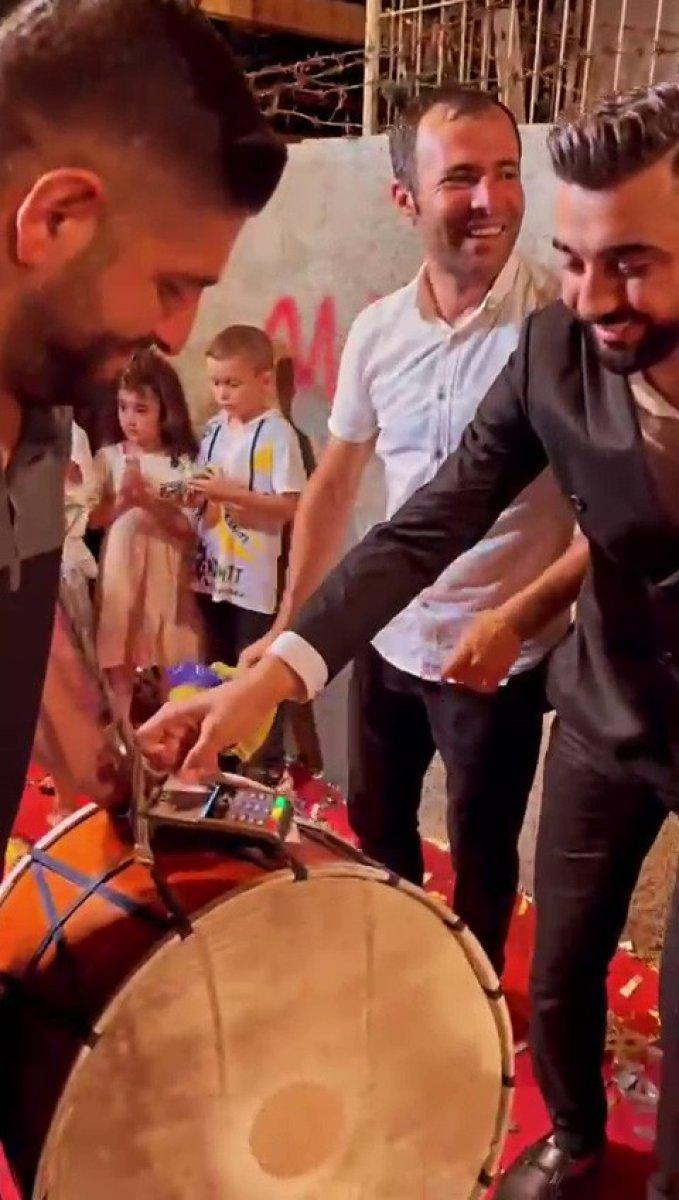 Adana'da bahaneleri kabul etmeyen davulcu POS cihazıyla bahşiş aldı