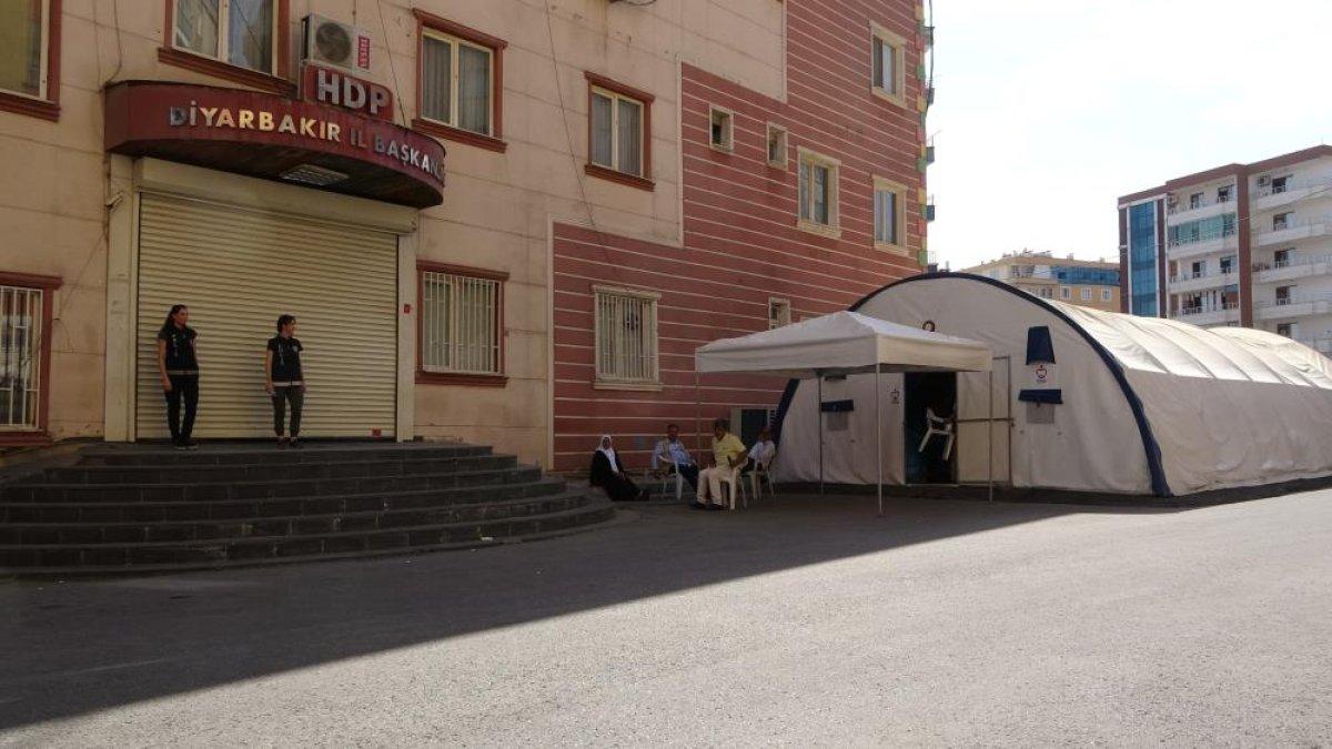 Evlat nöbetindeki baba: Onların çocukları Almanya’da okuyorlar