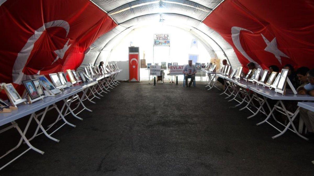 Evlat nöbetindeki baba: Onların çocukları Almanya’da okuyorlar