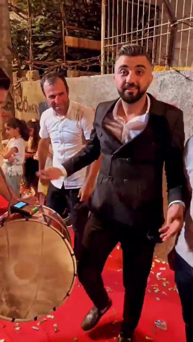 Adana'da bahaneleri kabul etmeyen davulcu POS cihazıyla bahşiş aldı