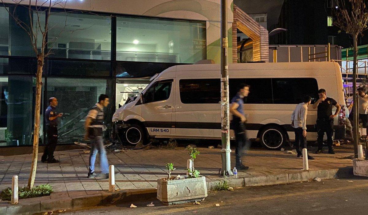 Kağıthane’de öksürük krizi tutan şoför, aracıyla bankaya girdi