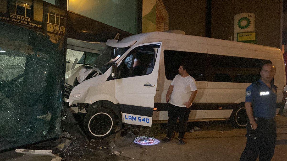 Kağıthane’de öksürük krizi tutan şoför, aracıyla bankaya girdi