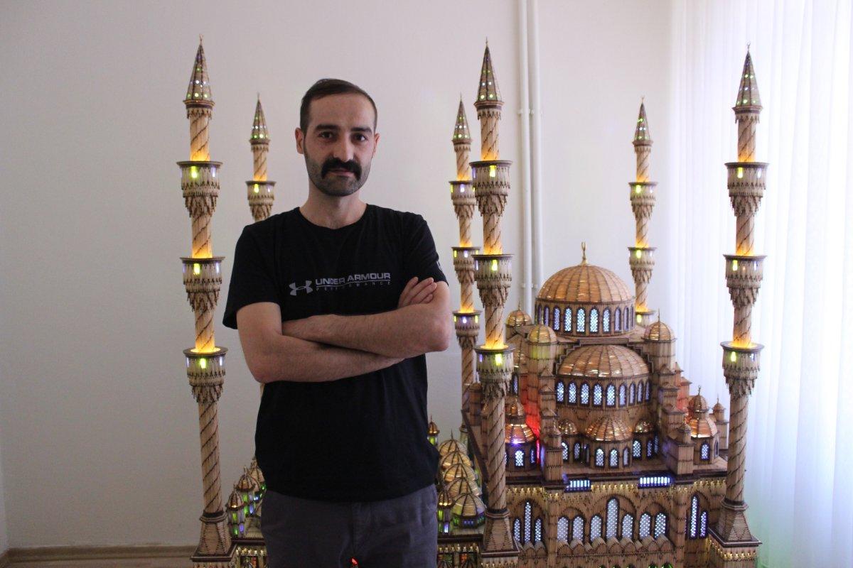 İzmir'de 190 bin 900 adet kibrit çöpüyle dev cami maketi yaptı