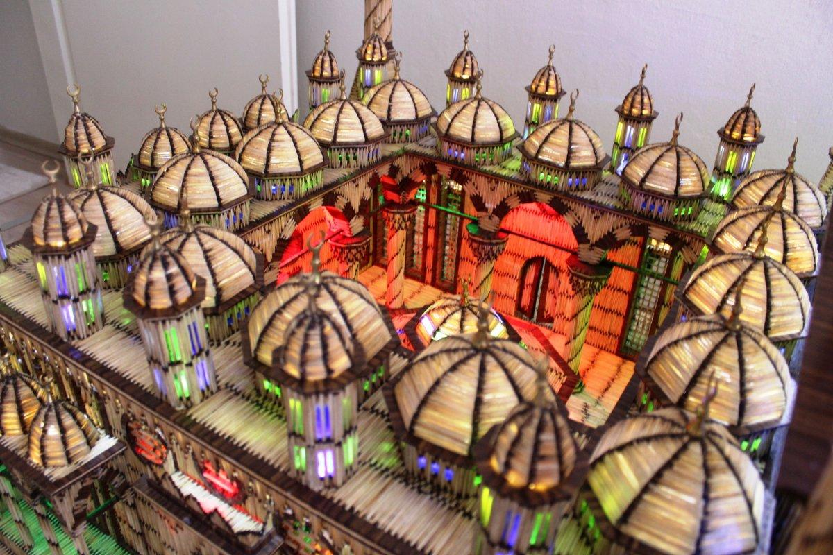 İzmir'de 190 bin 900 adet kibrit çöpüyle dev cami maketi yaptı