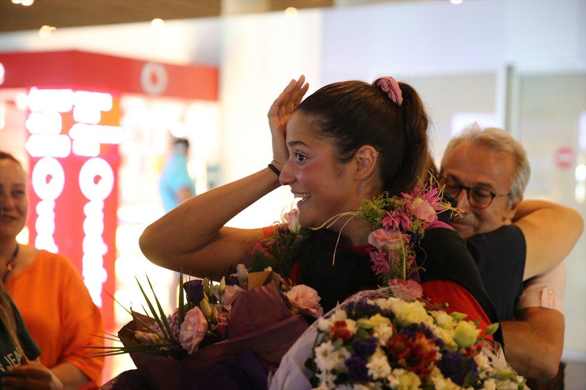 Genç yüzücü Aysu Türkoğlu, Bodrum'da coşkuyla karşılandı