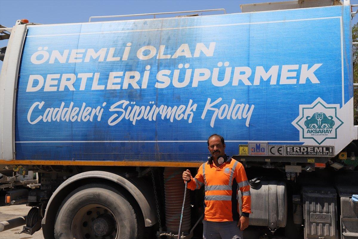 Aksaray'daki temizlik işçisi, dans ederek işini yapıyor