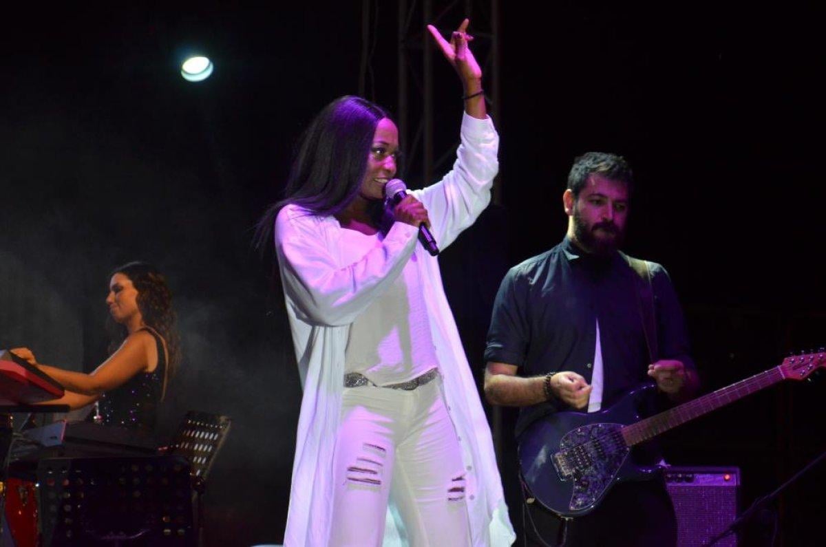 Della Miles 'Domdom Kurşunu' şarkısını söyledi