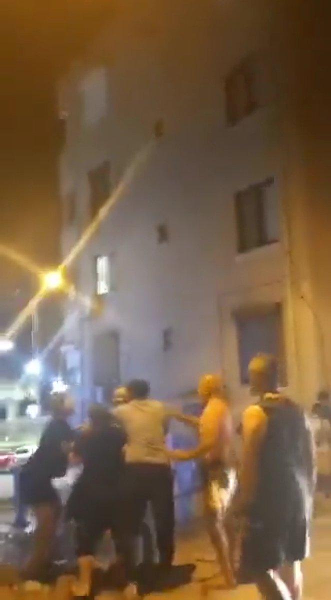 İzmir'de su sorunu yaşanan bölgede tankerin önünde birbirlerine girdiler