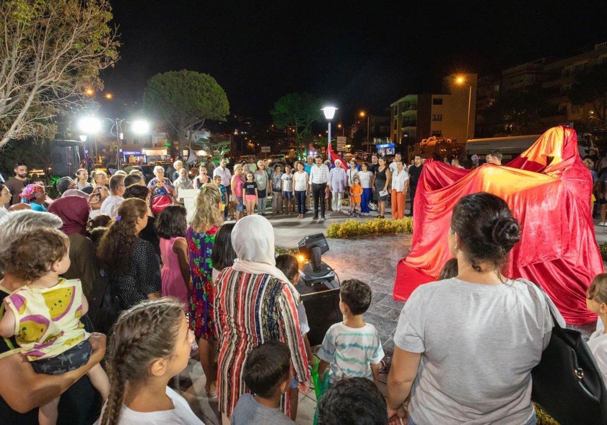 Dikili'de CHP'li başkan heykel açılışı yaptı