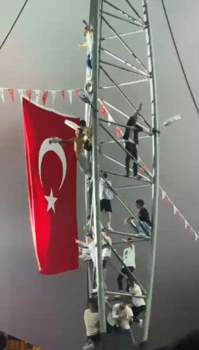 Artvin’deki Aleyna Tilki konserinde direğe tırmananlar oldu