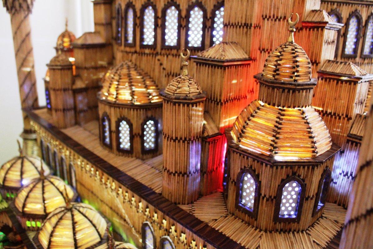 İzmir'de 190 bin 900 adet kibrit çöpüyle dev cami maketi yaptı