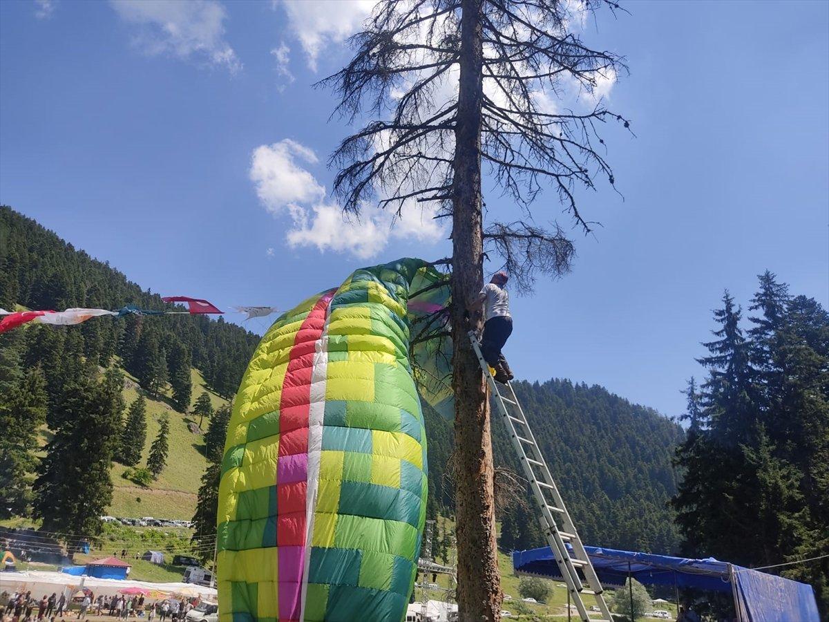 Artvin'de yamaç paraşütü pilotu piknik alanına iniş yaptı