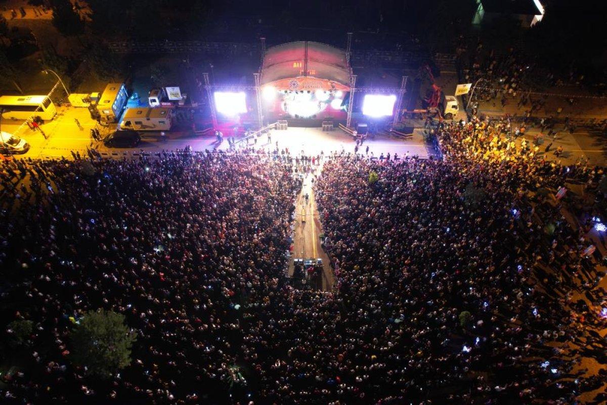 Della Miles 'Domdom Kurşunu' şarkısını söyledi