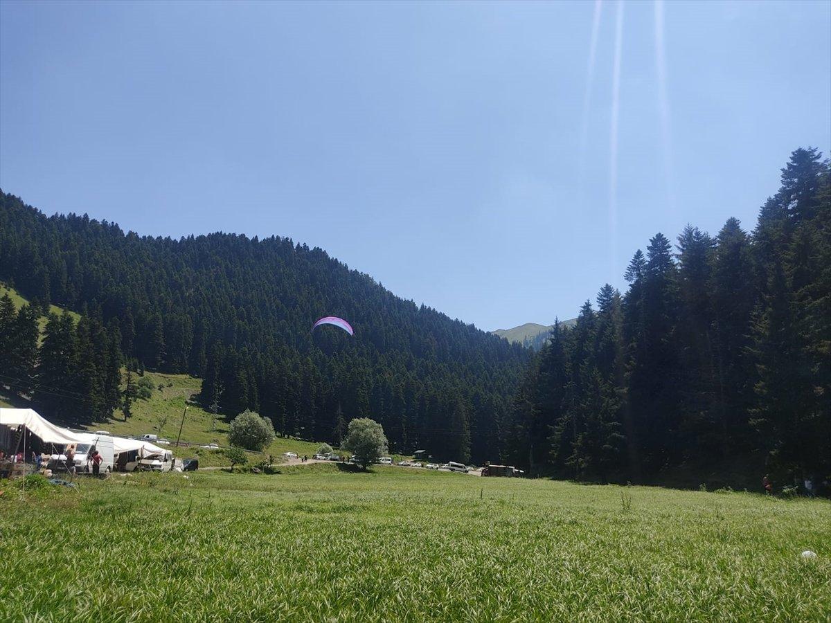 Artvin'de yamaç paraşütü pilotu piknik alanına iniş yaptı