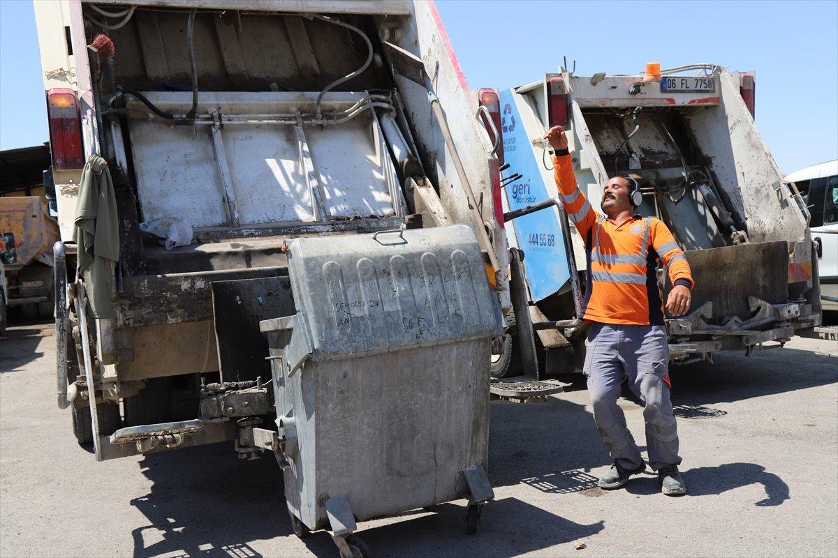 Aksaray'daki temizlik işçisi, dans ederek işini yapıyor