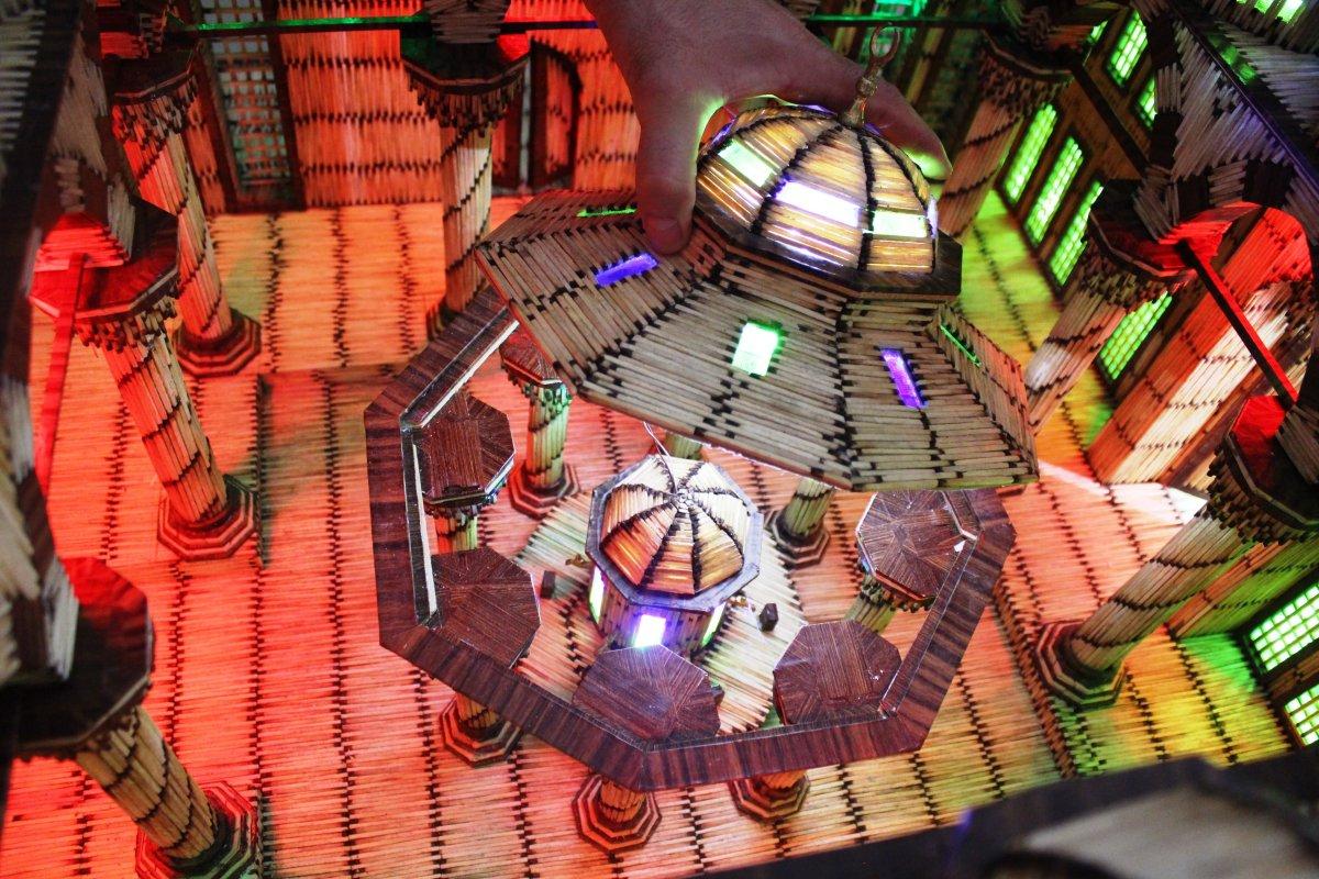 İzmir'de 190 bin 900 adet kibrit çöpüyle dev cami maketi yaptı